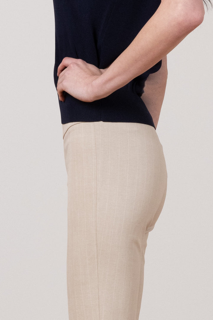 LEO Needle Line Cafe Latte - AVENUE MONTAIGNE 